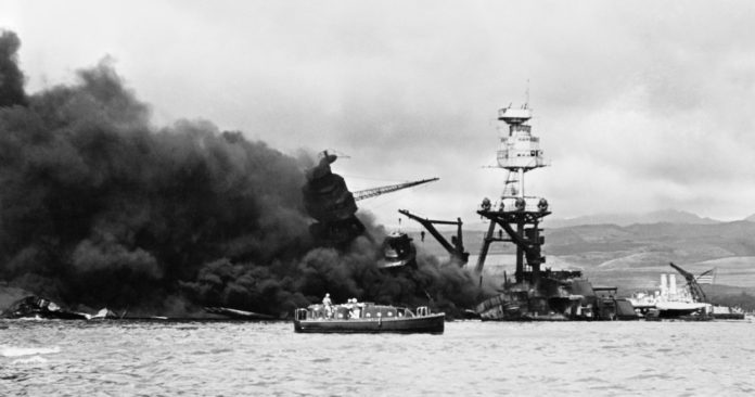 USS_Arizona_sinking_2a