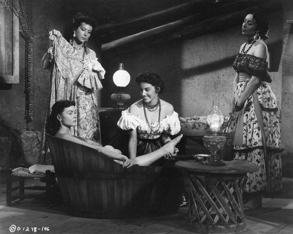 Gun Fury 2 Donna_Reed_&_Alma_Beltran_in_'Gun_Fury'